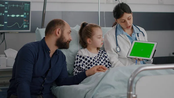 Kinderärztin mit grünem Bildschirm-Chroma-Schlüsseltablette mit isoliertem Display — Stockfoto