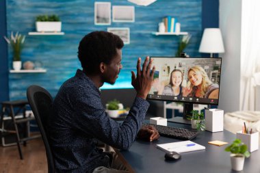 Siyahi öğrenci uzak arkadaşlarını selamlıyor Boş zamanların tadını çıkarıyor