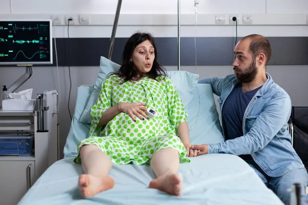 病院病棟で赤ちゃんを期待している白人の両親 — ストック写真