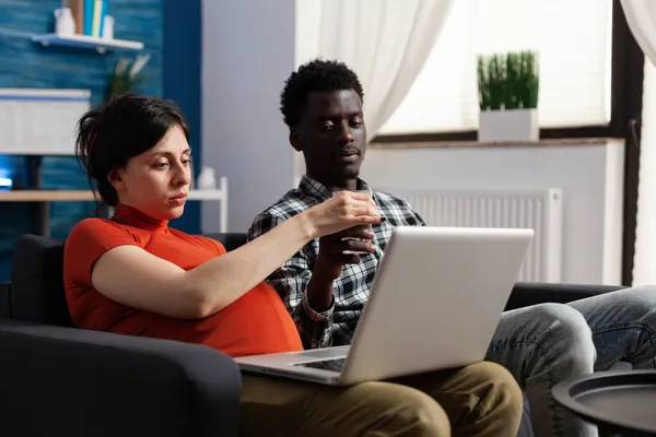 怀孕的跨种族夫妇放松和使用技术 — 图库照片