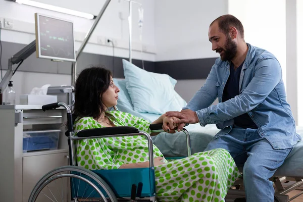 Par väntar barn på sjukhus avdelning prata — Stockfoto