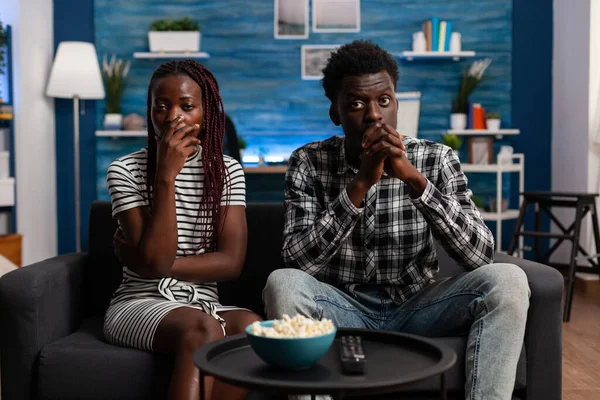 Afro-americanos assistindo filme dramático na televisão — Fotografia de Stock