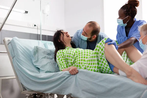 Mladá žena rodí a tlačí v nemocnici lůžko — Stock fotografie