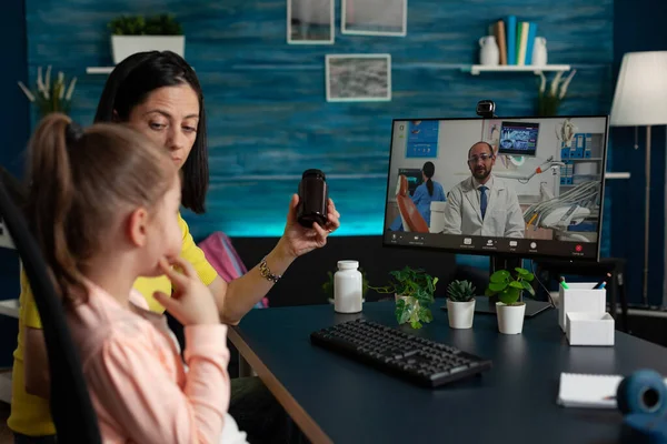 Familia esperando consejo médico de terapeuta remoto docto — Foto de Stock