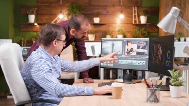 Film yapımcısı, fotoğrafçıyla film grafiğini tartışıyor.