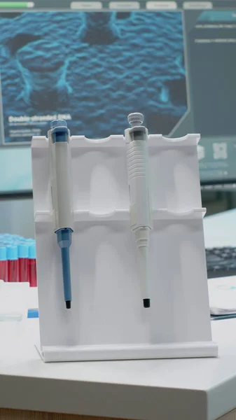 Gros plan de la pipette de chimie dans un laboratoire de recherche — Photo