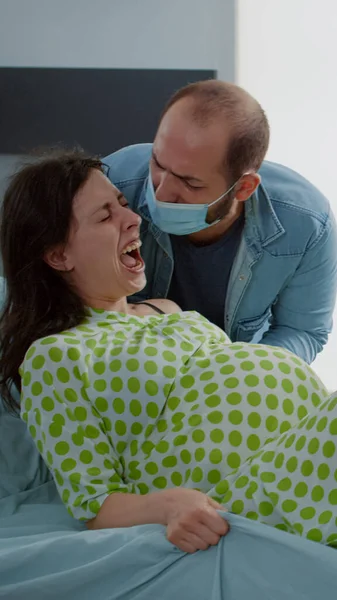Paziente incinta in parto doloroso spingendo per il bambino — Foto Stock