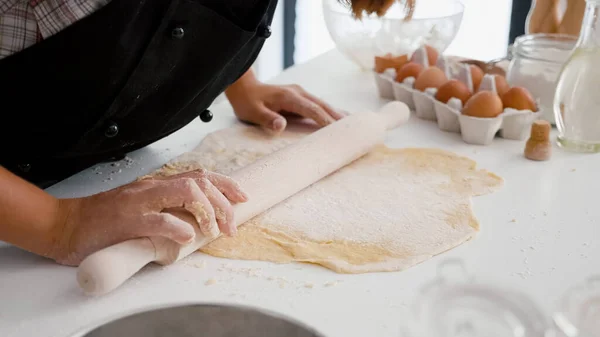 Gros plan des enfants préparant à la main du pain d'épice maison faisant des biscuits pâte — Photo