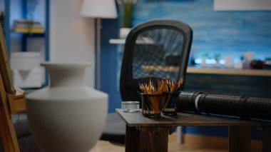 Renkli kalemleri ve vazosu olan boş bir stüdyo odası.