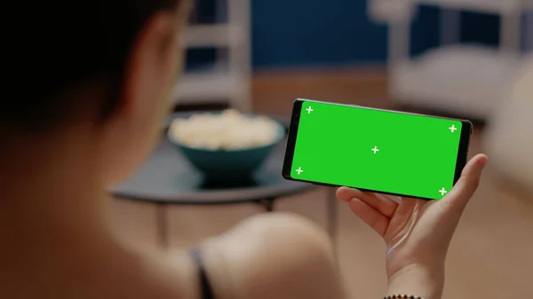 Primo piano del telefono cellulare con schermo verde orizzontale sul display — Foto Stock