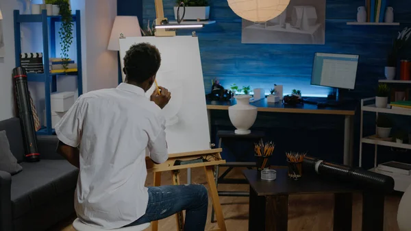 用铅笔在画布上画花瓶的黑人艺术家 — 图库照片