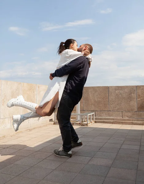 Happy couple celebrating relationship anniversary on building rooftop — Stock Photo, Image