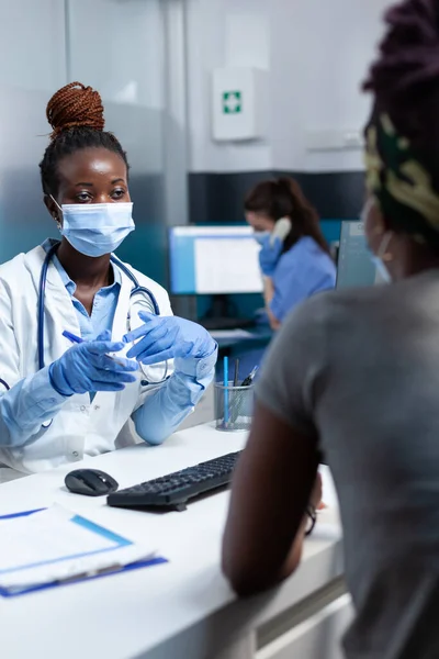 アフリカ系アメリカ人セラピストの医師が病気の患者と — ストック写真