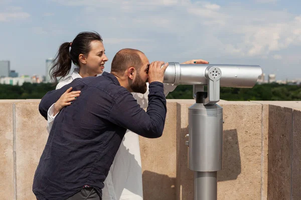 Couple of lovers spending relationship anniversary on building rooftop — Stock Photo, Image