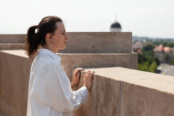 Beyaz kadın panoramik terastan metropol şehrine bakmaktan zevk alıyor. — Stok fotoğraf