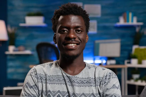 Retrato de un empleado afroamericano mirando a la cámara mientras descansa en un sofá —  Fotos de Stock