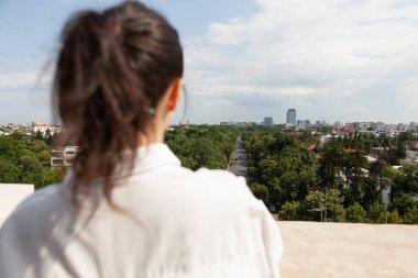 Metropolitan şehrinin panoramik manzarasına bakan bir kadının önünde.