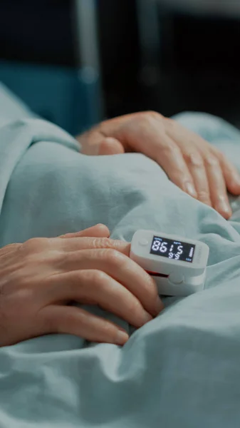 Nahaufnahme eines Oximeters am Patienten im Krankenhausbett — Stockfoto