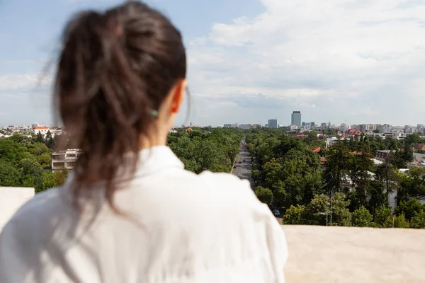 Fronte posteriore della donna guardando vista panoramica della città metropolitana s — Foto Stock