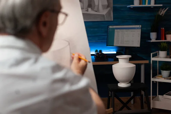 机の上の花瓶を見て、キャンバスに描く白人アーティスト — ストック写真