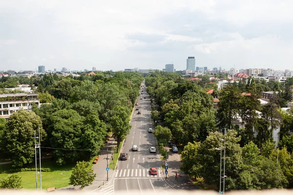 Vista panoramica del viale trafficato della città metropolitana durante le giornate estive — Foto Stock