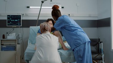 Çocuk doğurmaya yardım eden çok ırklı sağlık ekibinin kapatılması