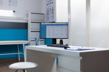 Bilgisayarda tıbbi belgeleri ve klinik randevusu olan boş bir masa