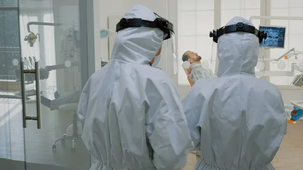 Kieferorthopädin mit Anzug bereitet sich auf Patientenberatung vor — Stockfoto