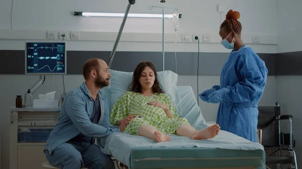 Těhotná pacientka ležící na nemocničním oddělení s lékařským vybavením — Stock fotografie
