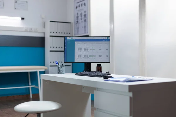 Tomma skrivbord med medicinska dokument och kliniskt möte på datorn — Stockfoto
