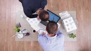 İşadamlarının dizüstü bilgisayar kullanarak yönetim istatistiklerini analiz etmesi