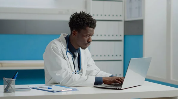 Joven trabajando como médico en consultorio médico —  Fotos de Stock