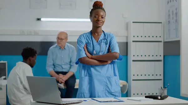 Portret van een medisch assistent in uniform in het kabinet — Stockfoto