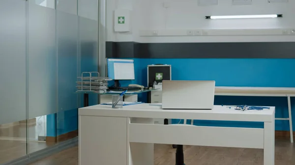 Пустой кабинет медицинского кабинета в поликлинике — стоковое фото