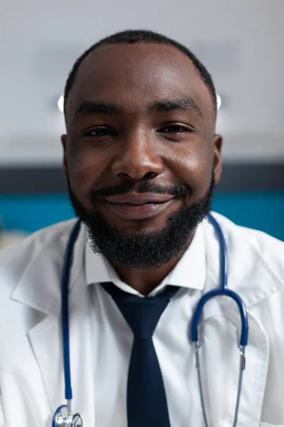 Close-up de Africano americano terapeuta médico com estetoscópio olhando para a câmera — Fotografia de Stock