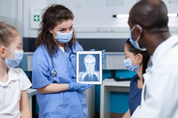 Radiologin hält Tablet-Computer mit Patienten-Röntgenbild in der Hand — Stockfoto