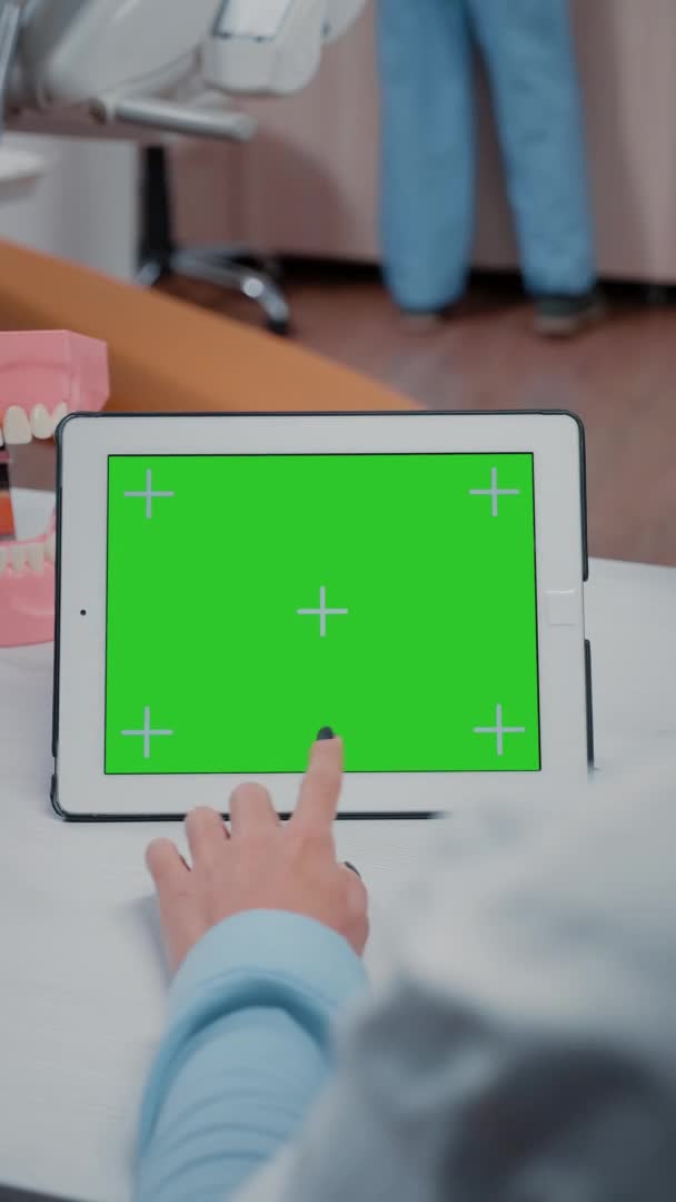 垂直视频：在平板电脑上使用绿色屏幕关闭牙医 — 图库视频影像