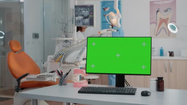 Монітор з зеленим екраном на столі в кабінеті стоматолога — стокове відео