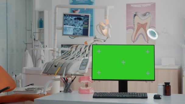 Порожній стоматологічний кабінет з горизонтальним зеленим екраном на моніторі — стокове відео