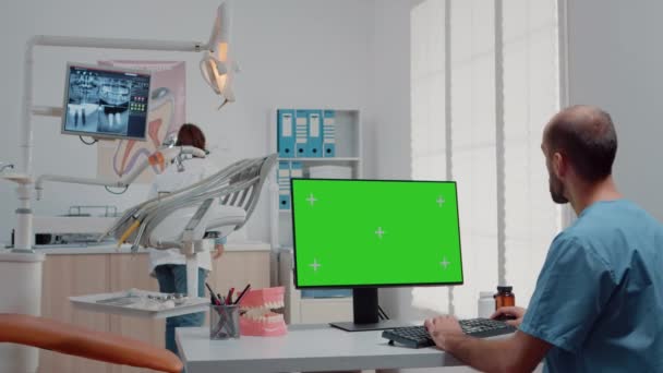 Man using monitor with horizontal green screen — Stock Video