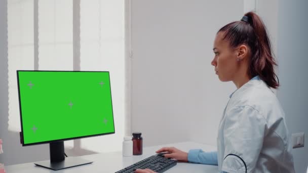 Dentista che lavora con schermo verde orizzontale sul computer — Video Stock