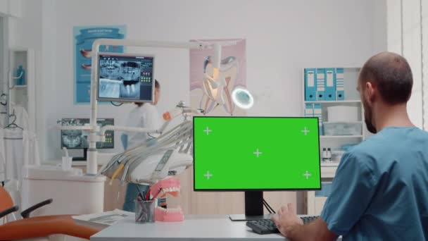 Fogászati asszisztens monitorral vízszintes zöld képernyővel — Stock videók