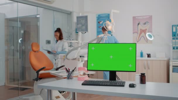 Tandartspraktijk met groen scherm op monitor en tandheelkundig gereedschap — Stockvideo
