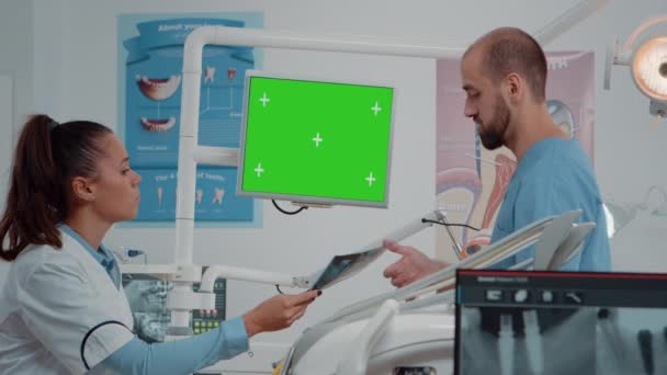 Οδοντιατρική ομάδα που εργάζεται με πράσινη οθόνη στον υπολογιστή — Αρχείο Βίντεο