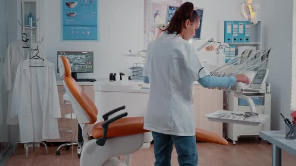 Dentista que trabalha com equipamentos de estomatologia para check-up dentário — Vídeo de Stock