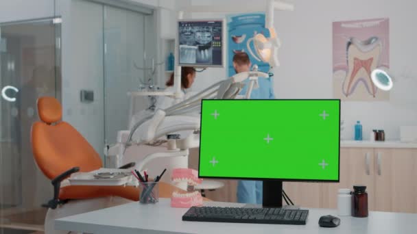 Horizontal green screen on computer in dental cabinet — Stock Video