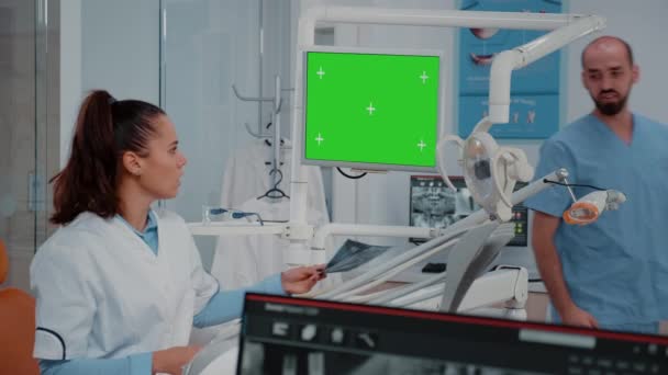 Γυναίκα ανάλυση πράσινη οθόνη στην οθόνη και τα δόντια x ray — Αρχείο Βίντεο