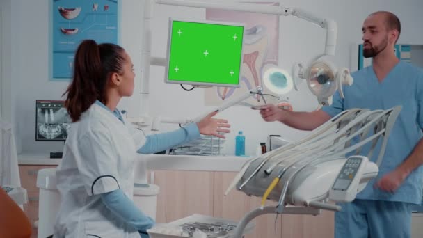 Estomatologista assistindo monitor com tela verde horizontal — Vídeo de Stock