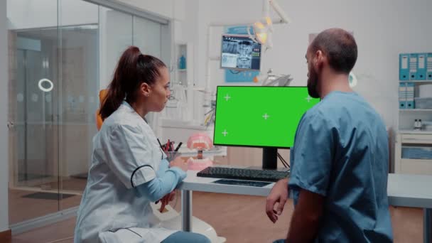 Man and woman working with green screen and teeth layout — Stock Video