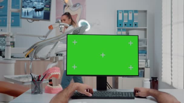 POV του βοηθού που εργάζεται με πράσινη οθόνη στον υπολογιστή — Αρχείο Βίντεο